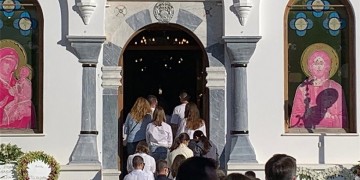 Σάμος-σεισμός: Το τελευταίο αντίο στον 17χρονο Άρη (βίντεο)