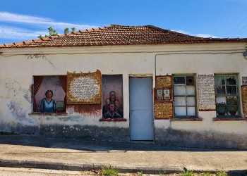 Πόντιος «γκραφιτάς», 71 ετών, ζωγράφισε ολόκληρο το χωριό του με πινέλο (φωτο)