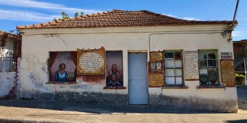 Πόντιος «γκραφιτάς», 71 ετών, ζωγράφισε ολόκληρο το χωριό του με πινέλο (φωτο)