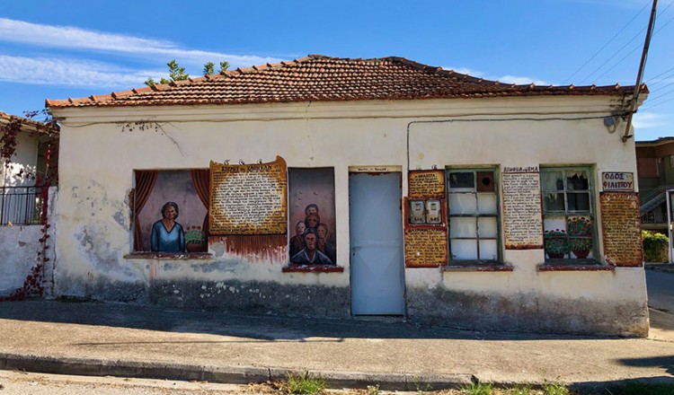 Πόντιος «γκραφιτάς», 71 ετών, ζωγράφισε ολόκληρο το χωριό του με πινέλο (φωτο)