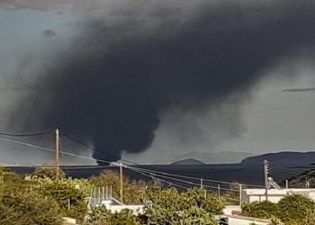 Φωτιά σε τουριστικό σκάφος στις Μικρές Κυκλάδες