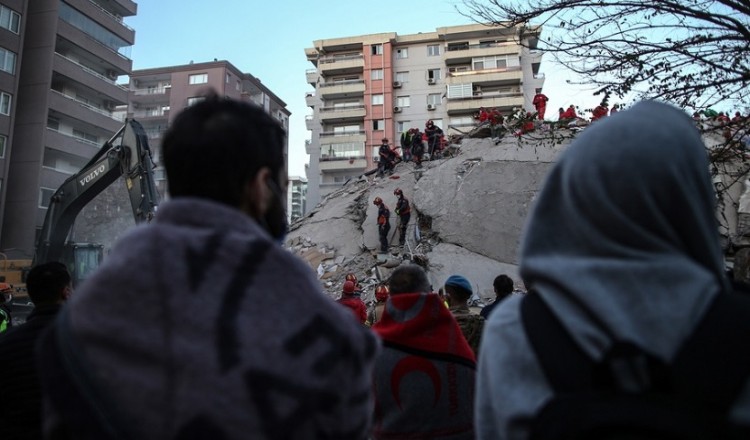 Τουρκία-σεισμός: Περισσότεροι από 69 οι νεκροί και 950 οι τραυματίες σε Σμύρνη και περίχωρα