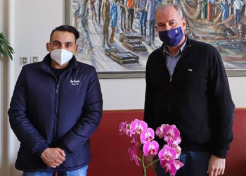Καβάλα: Νεαρός διανομέας μεταφέρει δωρεάν σε συμπολίτες του φάρμακα και φαγητό