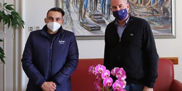 Καβάλα: Νεαρός διανομέας μεταφέρει δωρεάν σε συμπολίτες του φάρμακα και φαγητό