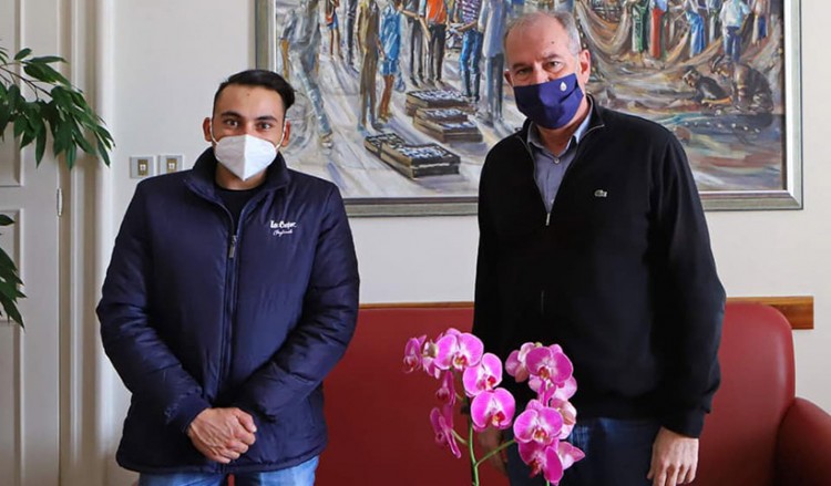 Καβάλα: Νεαρός διανομέας μεταφέρει δωρεάν σε συμπολίτες του φάρμακα και φαγητό