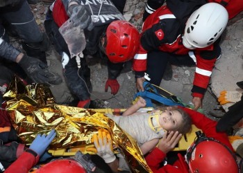 Τουρκία: Βρέθηκε ζωντανό 4χρονο κοριτσάκι στα ερείπια κτηρίου στη Σμύρνη (βίντεο)