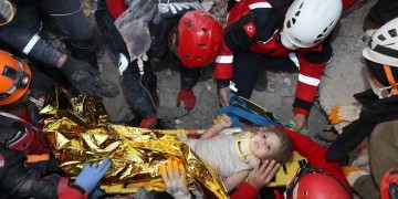 Τουρκία: Βρέθηκε ζωντανό 4χρονο κοριτσάκι στα ερείπια κτηρίου στη Σμύρνη (βίντεο)