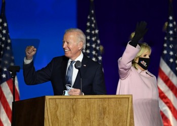 Ο Μπάιντεν ετοιμάζεται να γράψει ιστορία στις ΗΠΑ – Ο Τραμπ πάει στα δικαστήρια (βίντεο)