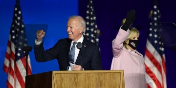 Ο Μπάιντεν ετοιμάζεται να γράψει ιστορία στις ΗΠΑ – Ο Τραμπ πάει στα δικαστήρια (βίντεο)