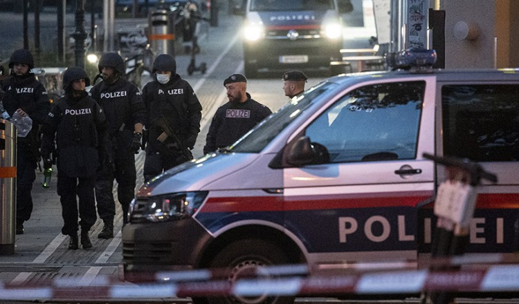 Τρόμος στη Βιέννη: Πολλαπλές τρομοκρατικές επιθέσεις με νεκρούς κοντά σε συναγωγή