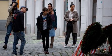 Περαστικοί στο σημείο όπου έγινε η τρομοκρατική επίθεση, στην καρδιά της Βιέννης (φωτ.: EPA / Florian Wieser)