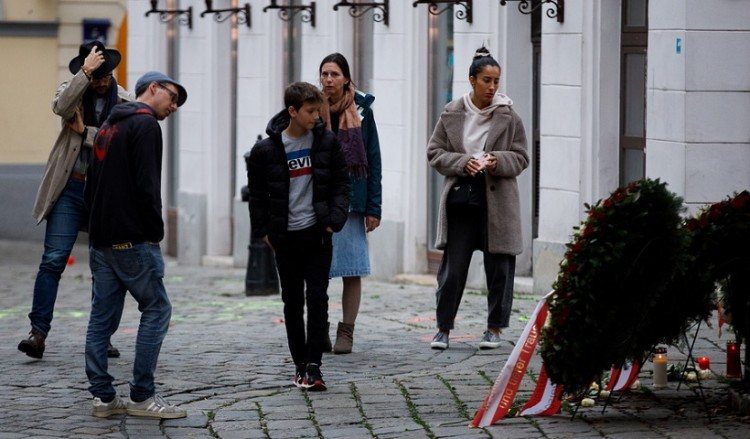 Περαστικοί στο σημείο όπου έγινε η τρομοκρατική επίθεση, στην καρδιά της Βιέννης (φωτ.: EPA / Florian Wieser)