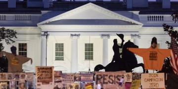 ΗΠΑ: Υποστηρικτές του Τραμπ καταγγέλλουν πως μαχαιρώθηκαν κοντά στον Λευκό Οίκο