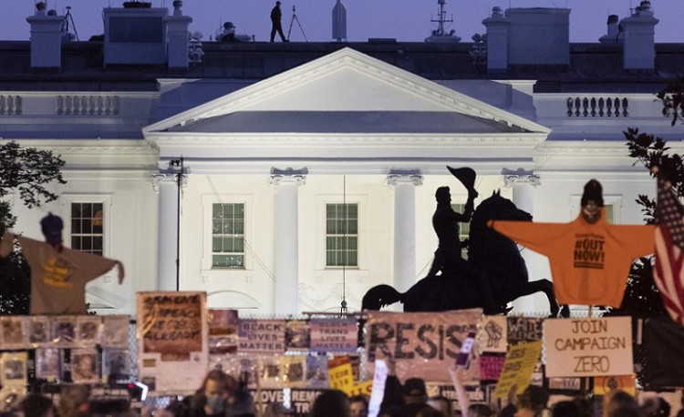 ΗΠΑ: Υποστηρικτές του Τραμπ καταγγέλλουν πως μαχαιρώθηκαν κοντά στον Λευκό Οίκο