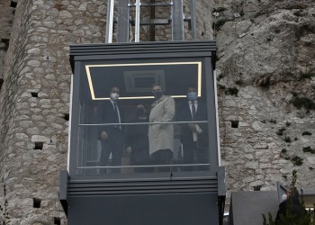 Ακρόπολη: Μητσοτάκης και Μενδώνη στα εγκαίνια του αναβατορίου για ΑμεΑ (βίντεο)