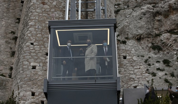 Ακρόπολη: Μητσοτάκης και Μενδώνη στα εγκαίνια του αναβατορίου για ΑμεΑ (βίντεο)