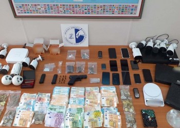 Εξαρθρώθηκε κύκλωμα που είχε γεμίσει ναρκωτικά τη δυτική Αττική