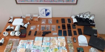 Εξαρθρώθηκε κύκλωμα που είχε γεμίσει ναρκωτικά τη δυτική Αττική