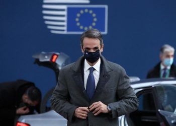 Ο Κυριάκος Μητσοτάκης τη στιγμή της άφιξής του στο χώρο όπου γίνεται η Σύνοδος Κορυφής στις Βρυξέλλες (φωτ.: EPA / Yves Herman / Pool)