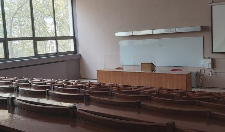 Φοιτητές του ΑΠΘ νοσταλγούν την προ-Covid ζωή στα αμφιθέατρα