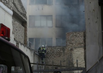 Απεγκλωβίστηκαν τέσσερα άτομα από κτήριο στη λεωφόρο Συγγρού έπειτα από πυρκαγιά