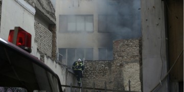 Απεγκλωβίστηκαν τέσσερα άτομα από κτήριο στη λεωφόρο Συγγρού έπειτα από πυρκαγιά