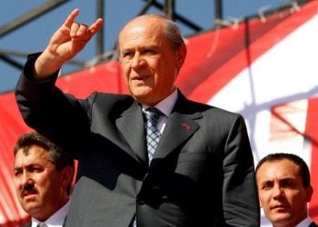 Ο Ντεβλέτ Μπαχτσελί σχηματίζει το σήμα των «Γκρίζων Λύκων» (φωτ. αρχείου: EPA / Sasa Stankovic)