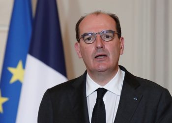 Ο Γάλλος πρωθυπουργός Ζαν Καστέξ, στα Ηλύσια Πεδία, στο Παρίσι (φωτ.: EPA/BENOIT TESSIER / POOL  MAXPPP OUT)