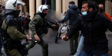 Ένταση μεταξύ δυνάμεων των ΜΑΤ και διαδηλωτών στη συγκέντρωση αλληλεγγύης στον Δημήτρη Κουφοντίνα, στα Προπύλαια στο κέντρο της Αθήνας (φωτ.: ΑΠΕ-ΜΠΕ / Ορέστης Παναγιώτου)