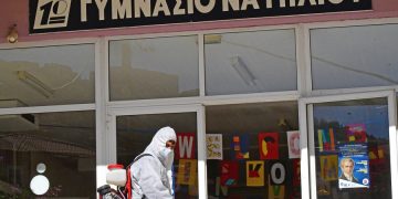Όλα έτοιμα στα Γυμνάσια και τα Λύκεια όπου από τη Δευτέρα τα μαθήματα ξαναγίνονται διά ζώσης. Την Παρασκευή και το Σάββατο έγιναν και οι τελευταίες απολυμάνσεις (φωτ. αρχείου: ΑΠΕ-ΜΠΕ /Ευάγγελος Μπουγιώτης)