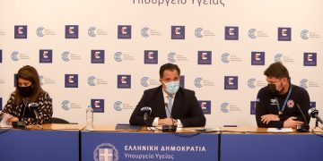 Στιγμιότυπο από τη συνέντευξη Τύπου του υπ. Ανάπτυξης Άδωνι Γεωργιάδη, του υφυπ. Πολιτικής Προστασίας και Διαχείρισης Κρίσεων Νίκο Χαρδαλιά και την καθηγήτρια Παιδιατρικής Λοιμωξιολογίας του ΕΚΠΑ Βάνα Παπαευαγγέλου (φωτ.: 
ΑΠΕ-ΜΠΕ / Υπ. Ανάπτυξης και Επενδύσεων/STR)