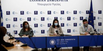 H Βάνα Παπαευαγγέλου, η Νίκη Κεραμέως και ο Νίκος Χαρδαλιάς για το άνοιγμα Γυμνασίων-Λυκείων της χώρας (φωτ.: ΑΠΕ-ΜΠΕ /Γιάννης Κολεσίδης)