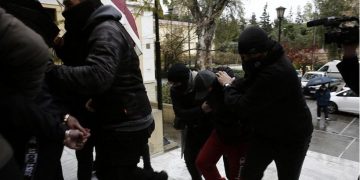 Εικόνα από τη μεταφορά των δύο ανηλίκων στον εισαγγελέα (φωτ.: ΑΠΕ-ΜΠΕ / Αλέξανδρος Βλάχος)