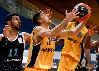 Ο Κερέμ Καντέρ του Κολοσσού μάχεται για τη μπάλα με τον Δημήτρη Μωραΐτη της ΑΕΚ, στο πλαίσιο της 10ης αγωνιστικής της Basket League, στο ΟΑΚΑ (φωτ.: ΑΠΕ-ΜΠΕ / Γεωργία Παναγοπούλου)