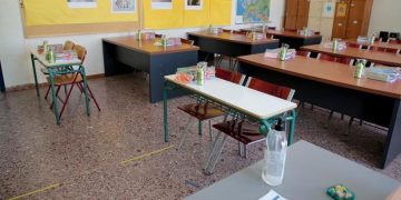 Εικόνα από αίθουσα σε δημοτικό σχολείο της Γλυφάδας (φωτ.: ΑΠΕ-ΜΠΕ / Παντελής Σαΐτας)