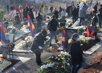 Αρμένιοι στο στρατιωτικό νεκροταφείο «Γεραμπλούρ» όπου ενταφιάζονται στρατιώτες που έπεσαν στον πόλεμο του Αρτσάχ (Ναγκόρνο Καραμπάχ) (φωτ.: EPA/VAHRAM BAGHDASARYAN / PHOTOLURE)