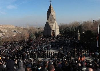 Εικόνα από την Πορεία Μνήμης του αρμενικού λαού προς τιμήν των στρατιωτών που έπεσαν στο Ναγκόρνο Καραμπάχ (φωτ.: EPA/ VAHRAM BAGHDASARYAN / PHOTOLURE)