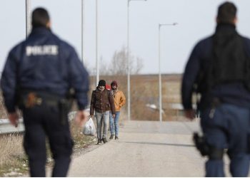 Έλληνες αστυνομικοί εν ώρα υπηρεσίας στον Έβρο (φωτ.: ΑΠΕ-ΜΠΕ / Δημήτρης Τοσίδης)
