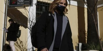 Η Ολυμπιονίκης Σοφία Μπεκατώρου αποχωρεί από την Εισαγγελία, μετά την κατάθεσή της για τις σοβαρές καταγγελίες περί σεξουαλικής κακοποίησής της (φωτ.: ΑΠΕ-ΜΠΕ / Γιάννης Κολεσίδης)