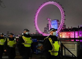 Αστυνομικοί περιπολούν την Παραμονή Πρωτοχρονιάς στο Λονδίνο, στη Βρετανία (φωτ.: EPA/ANDY RAIN)