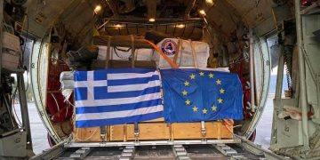 Εικόνα από το αεροσκάφος που μετέφερε την ελληνική βοήθεια στην Κροατία (φωτ.: ΑΠΕ-ΜΠΕ / STR)