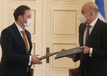 Ο Νίκος Δένδιας (Δ) με τον Μπουγιάρ Οσμάνι (φωτ.: ΑΠΕ-ΜΠΕ / Υπουργείο Εξωτερικών / Χάρης Ακριβιάδης)