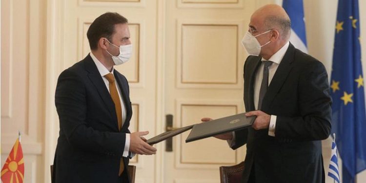 Ο Νίκος Δένδιας (Δ) με τον Μπουγιάρ Οσμάνι (φωτ.: ΑΠΕ-ΜΠΕ / Υπουργείο Εξωτερικών / Χάρης Ακριβιάδης)