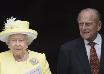 Ο πρίγκιπας Φίλιππος και η βασίλισσα Ελισάβετ, στις αρχές Ιανουαρίου μετά τον εμβολιασμό τους (φωτ. αρχείου: EPA / Facundo Arrizabalaga)
