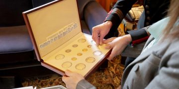 •	Η πρώτη συλλογή των 14 συλλεκτικών νομισμάτων σπάνιας που θα πωλείται από το Νομισματικό Πρόγραμμα της Επιτροπής «Ελλάδα 2021» στα χέρια της Κατερίνας Σακελλαροπούλου (φωτ.: ΑΠΕ-ΜΠΕ / Επιτροπή Ελλάδα 2021)