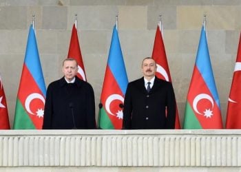 Ρετζέπ Ταγίπ Ερντογάν και Ιλχάμ Αλίεφ παρακολουθούν τη στρατιωτική παρέλαση που έγινε στο Μπακού για τη νίκη στο Ναγκόρνο Καραμπάχ (φωτ.: EPA / Poman Ismayilov)
