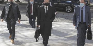 Ο διοικητής της Τράπεζας της Ελλάδος Γιάννης Στουρνάρας προσέρχεται στον Άρειο Πάγο για να καταθέσει για την υπόθεση Novartis (φωτ.: ΑΠΕ-ΜΠΕ / Κώστας Τσιρώνης)