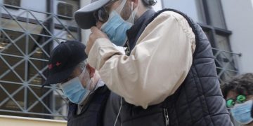 Στιγμιότυπο από την προσαγωγή του γιατρού-μαϊμού στον εισαγγελέα (φωτ.: ΑΠΕ-ΜΠΕ / Κώστας Τσιρώνης)