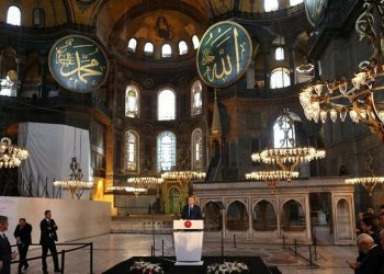 Ο Ταγίπ Ερντογάν μιλά στην τελετή έναρξης της Yeditepe Biennial, μέσα στην Αγία Σοφία, τον Μάρτιο του 2018 (φωτ. αρχείου: EPA / Erdem Sahin)