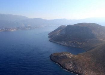 Άποψη του Καστελόριζου (δεξιά) και των τουρκικών ακτών (φωτ. αρχείου: ΑΠΕ-ΜΠΕ / Παντελής Σαΐτας)